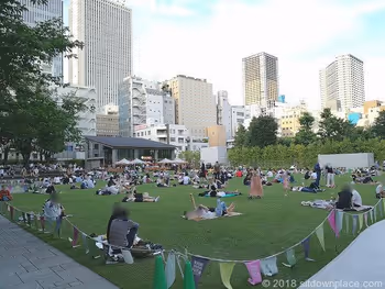 南池袋公園にある芝生の座れる休憩場所