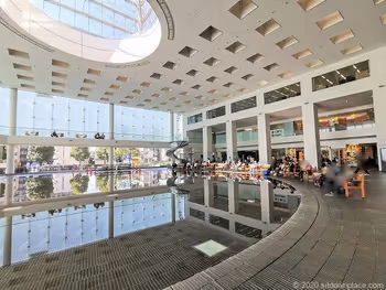 川崎駅ソリッドスクエア アリーナのベンチ1