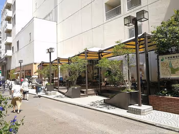 吉祥寺マルイ横七井橋通りの座れる休憩場所