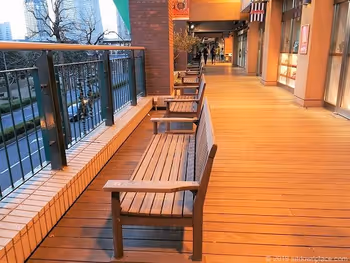 ワールドポーターズ2Fデッキストリートの休憩所