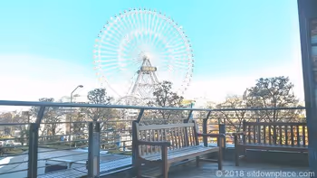 クイーンズパーク2fデッキの観覧車が見えるベンチ