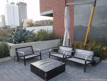 マリンアンドウォーク入口横のローチェア