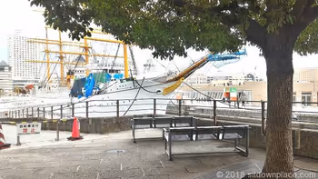 桜木町日本丸正面の座れる休憩場所