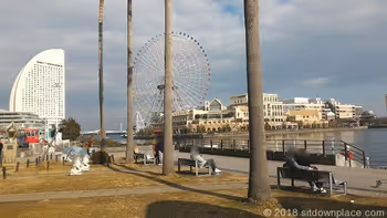 メモリアルパーク タワーC館付近の座れる休憩場所