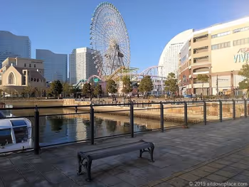 運河パークの京浜フェリー乗り場付近の休憩所