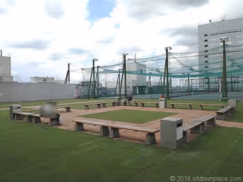 大宮西口DOM屋上青空広場の休憩所