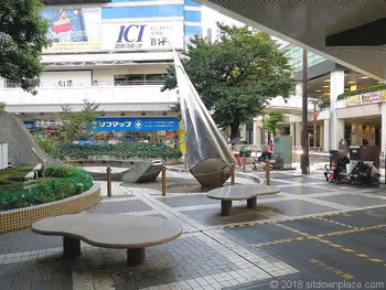 大宮駅西口ひょうたん型のベンチ