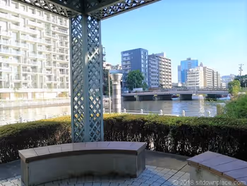 芝浦運河沿緑地のベンチ