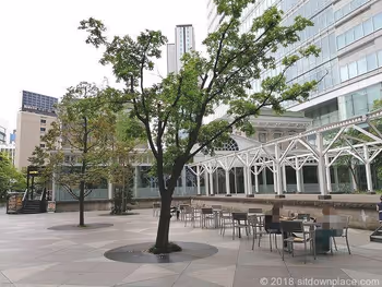 旧新橋停車場前の座れる休憩場所