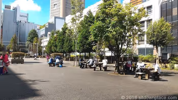 神保町小川広場の座れる休憩場所