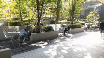 ソラシティワテラス連絡通路のテーブル席