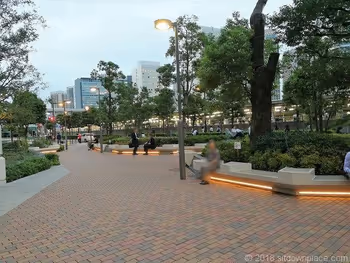 大崎西口公園の座れる休憩場所