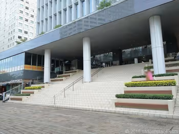 大崎センタービル階段ベンチ