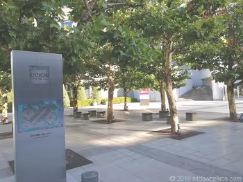 シーバンス公開空地のベンチ