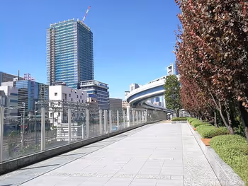 芝離宮ビルディング2Fデッキの座れる休憩場所