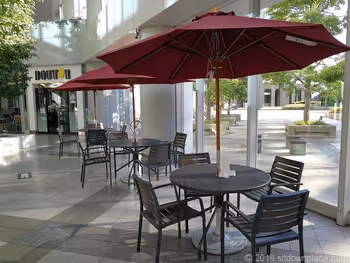 シーバンスア・モール入口付近のパラソル付テーブル席