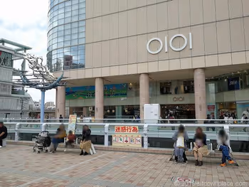 北千住西口ペデストリアンデッキの3人掛けベンチ