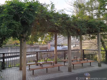 目黒川田楽橋付近の休憩所