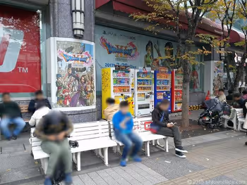 秋葉原ヨドバシカメラ前のベンチ