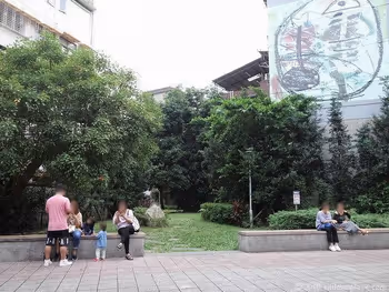 永康街の公園広場の休憩所