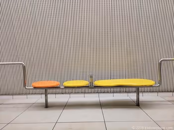 みなとみらい駅コンコースのベンチ外観