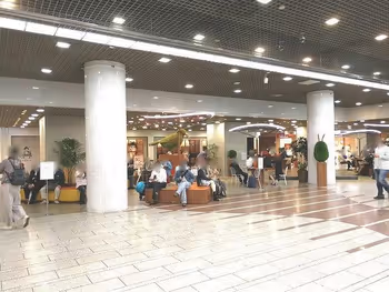 川崎駅アゼリアハミングガーデンの座れる休憩場所