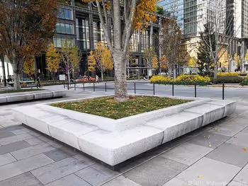 丸の内駅前広場のベンチ