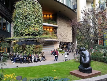 丸の内ブリックスクエア支柱付近のベンチ