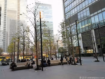 東京KITTE屋外テラスの休憩所