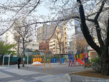 御徒町公園の景観と遊具