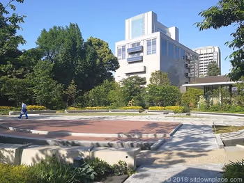 東京ガーデンテラス紀尾井町芽生え庭の円形状広場