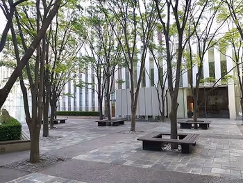 赤坂見附プルデンシャルタワーのイーストレジデンスプラザ前の座れる休憩場所全体