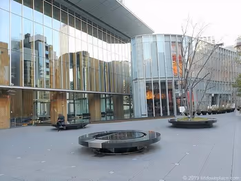 赤坂Bizタワー前一ツ木通り側の休憩所