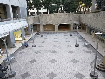 国際新赤坂ビル東館のスタバ前リフレッシュ広場