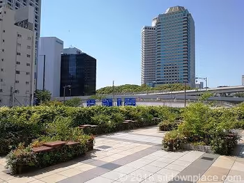 赤坂見附オープンテラスの座れる休憩場所全体