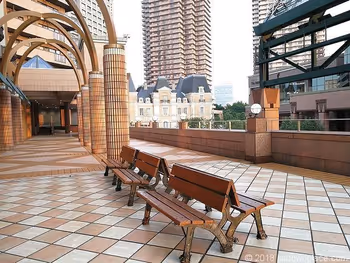 恵比寿三越2Fデッキの木製ベンチ