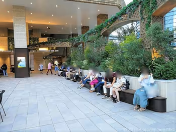 サンシャインシティ 1F 出入口付近のベンチ