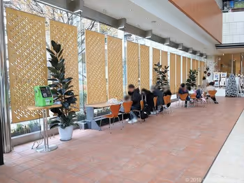 東京芸術劇場1Fのテーブル席