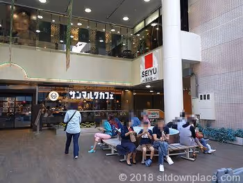 浅草ROXサンマルク側出入口付近の座れる休憩場所