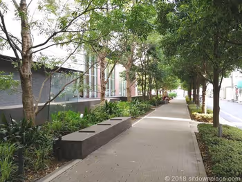 浅草タワー公開空地横の座れる休憩場所