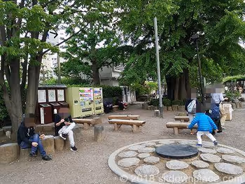 浅草寺二天門側の座れる休憩場所のベンチ