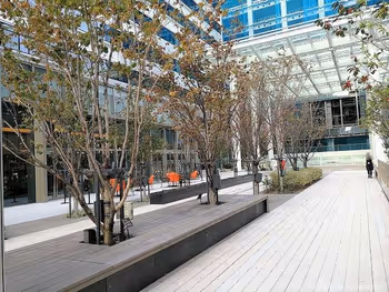 ムスブ田町2Fイベント広場のベンチ