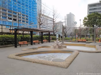 本芝公園のパーゴラと水の広場