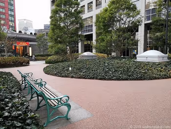 グランパークの広場のベンチからの景観