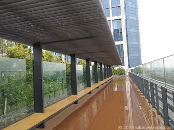 二子玉川ライズルーフガーデン5F原っぱ広場のデッキ