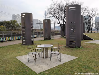 ポートサイド公園の休憩所とテーブル