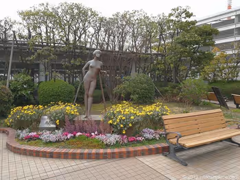 相鉄ジョイナスの森彫刻公園の彫刻とベンチと花壇