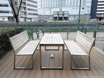 横浜三井ビルディングのアーバンプラザにある4人掛けテーブル席