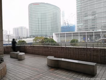 そごう横浜風の広場の休憩所