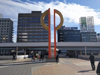 上野ペデストリアンデッキのモニュメントと首都高